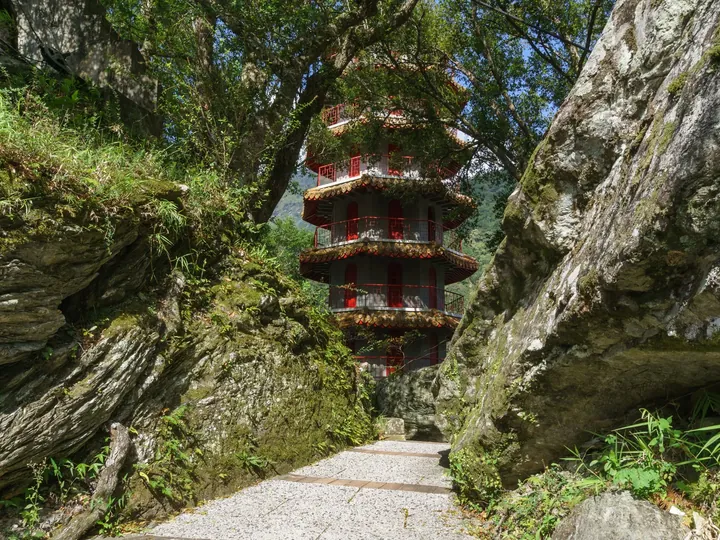 林間的天峰塔縮圖