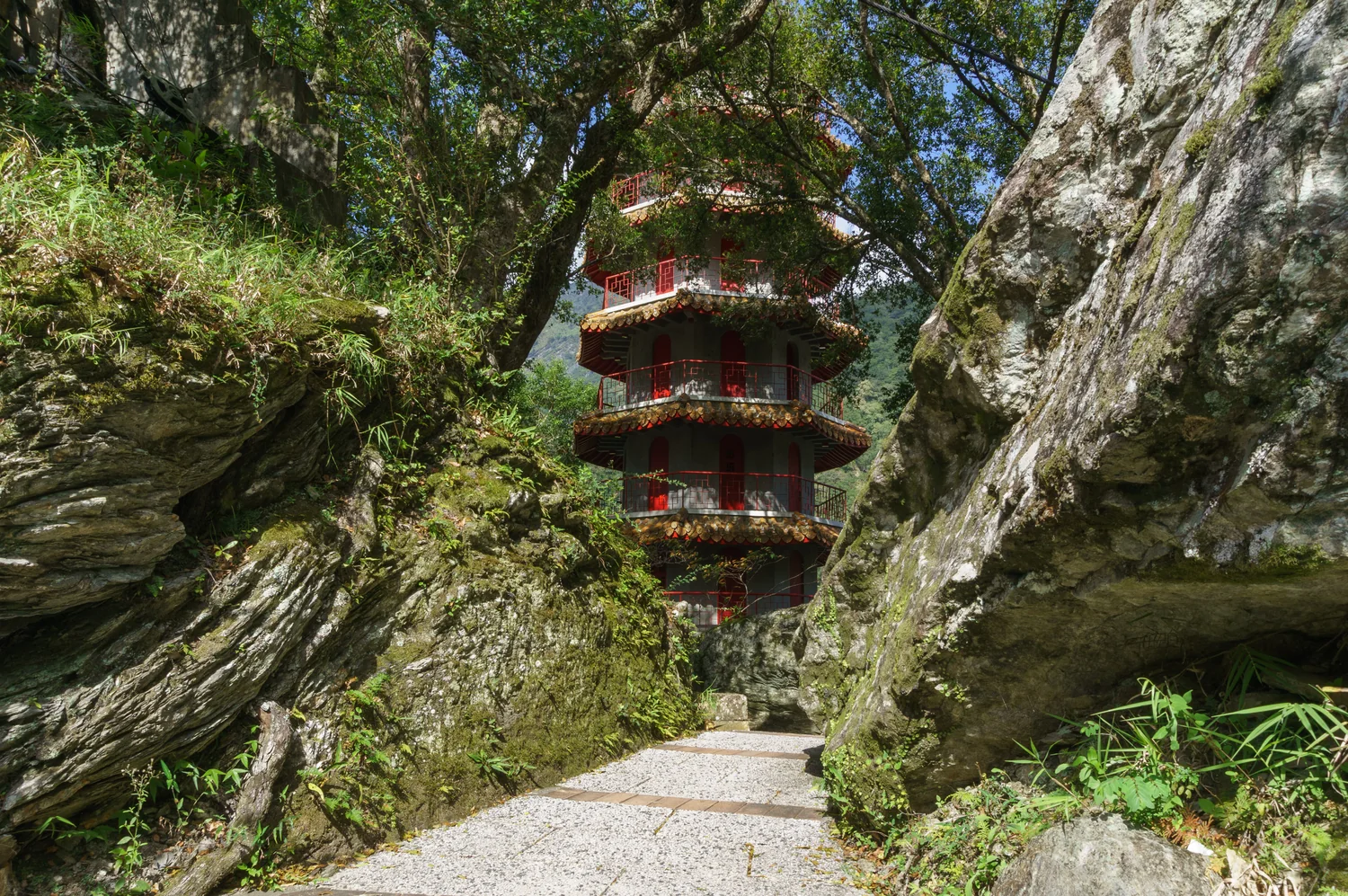 天峰塔位於天祥山谷的林木間