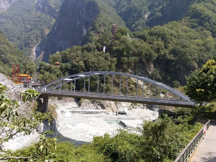 稚暉橋與遠處天峰塔縮圖