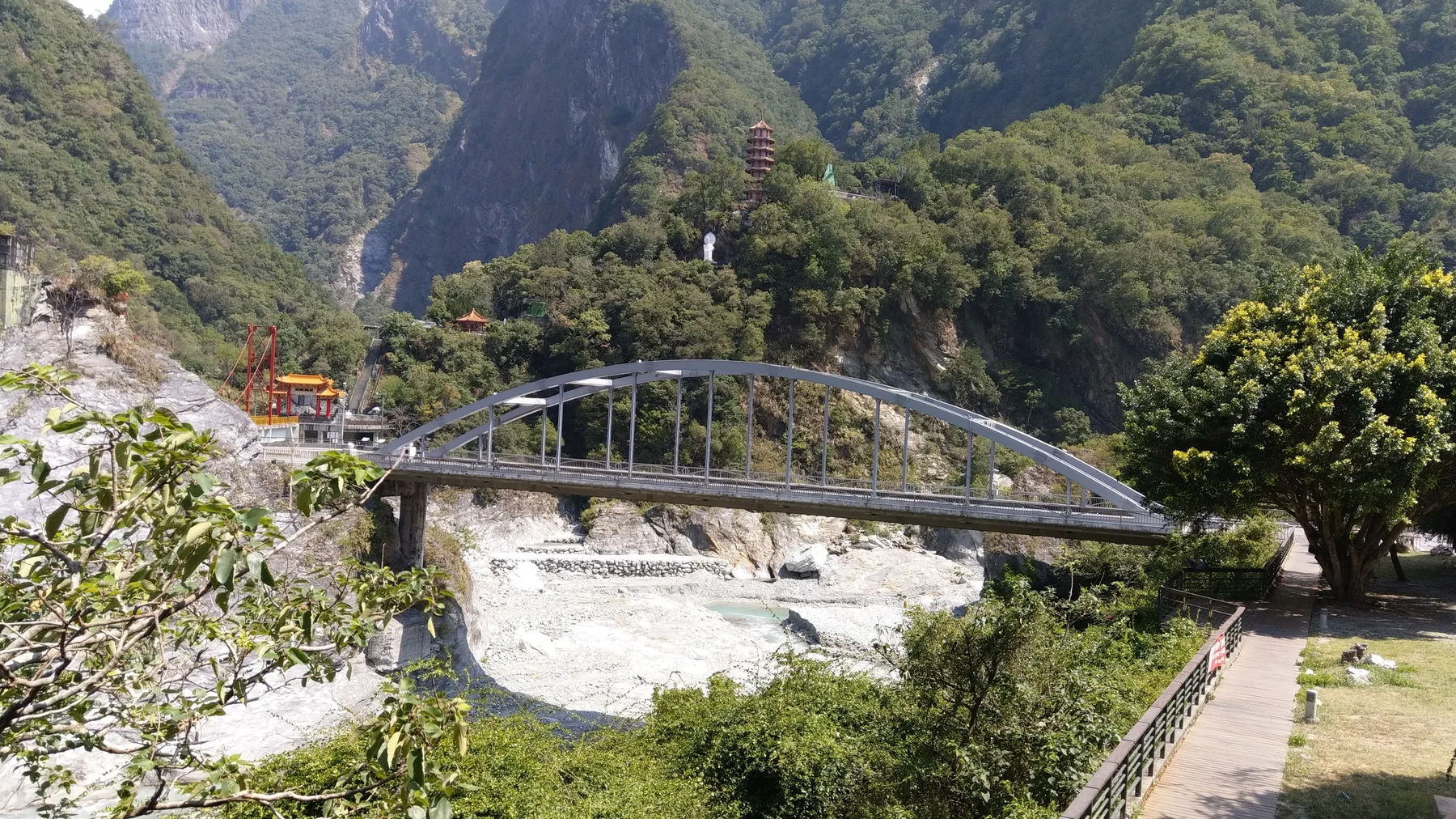 稚暉橋跨越溪流,遠處可見山谷